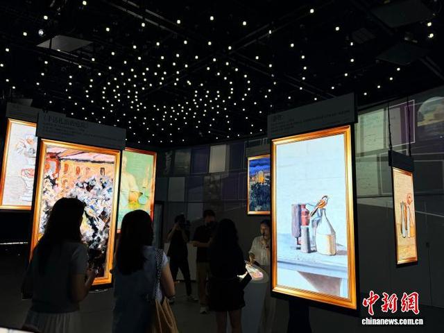 近日，在张江AI路演中心，参观者以另一种方式欣赏“乔治·莫兰迪：独白”大展。中新网记者 郑莹莹 摄